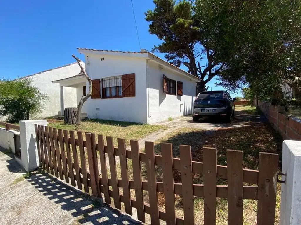 Casa en excelente estado, sola en lote, a 1 cuadra del mar!