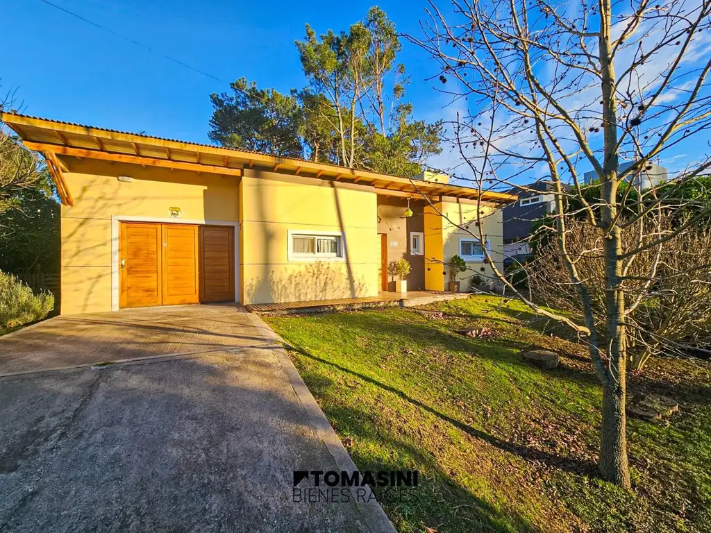 CASA DE TRES AMBIENTES CON PARQUE Y PISCINA