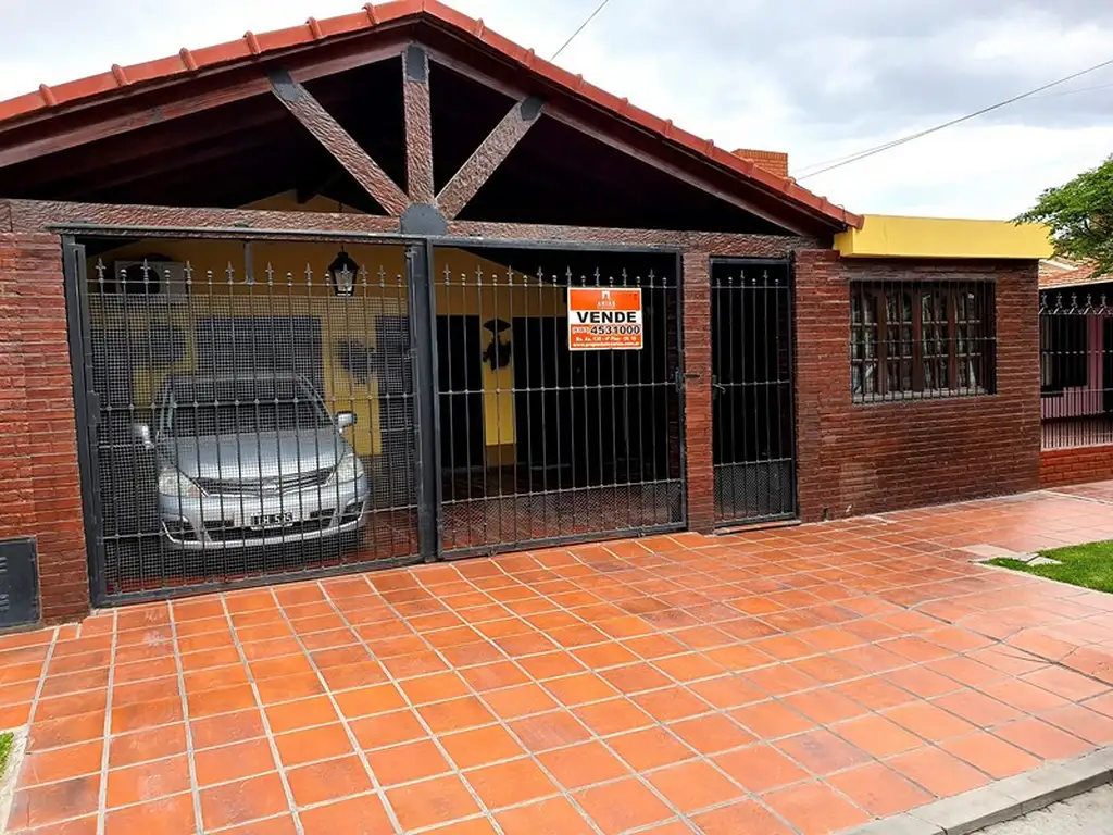 Hermosa casa modificada. Sobre avenida. Excelente contexto vecinal. Alquilada $ 110.000.-