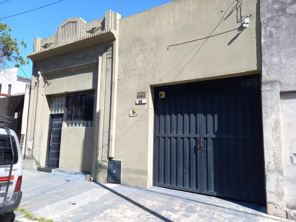 Amplio Galpón en Lote de 9 x 29 - Zona Villa Mitre