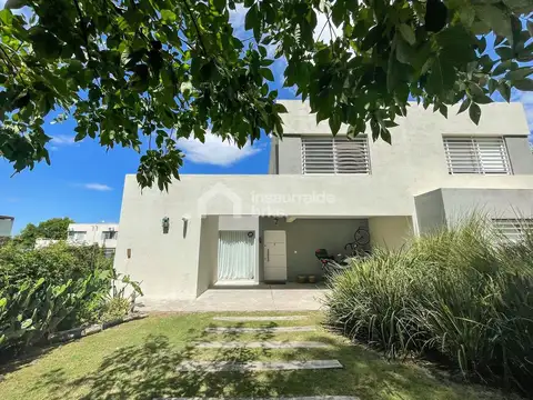 VENDO CASA DEL ESTE 2 DORMITORIOS, AMPLIABLE A 4, JARDÍN CON PISCINA, SIN EXPENSAS 