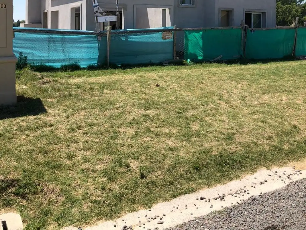 VENTA DE CASA CON PILETA EN LAGOS DE SAN ELISEO