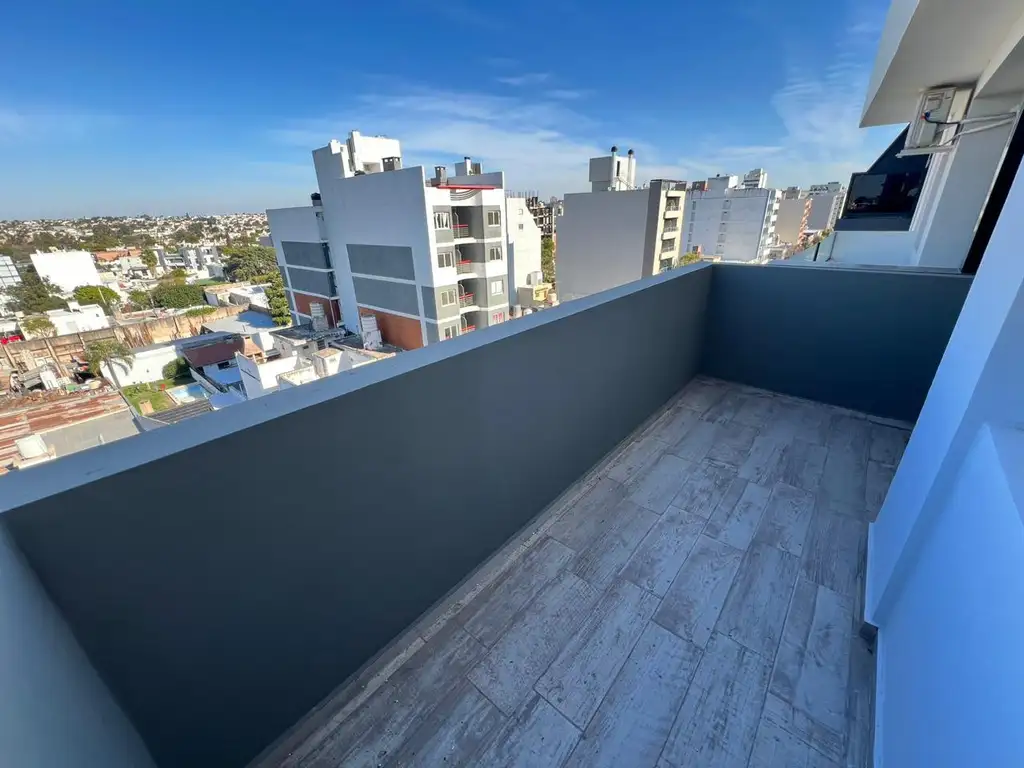 Venta departamento en General Paz frente con balconazo