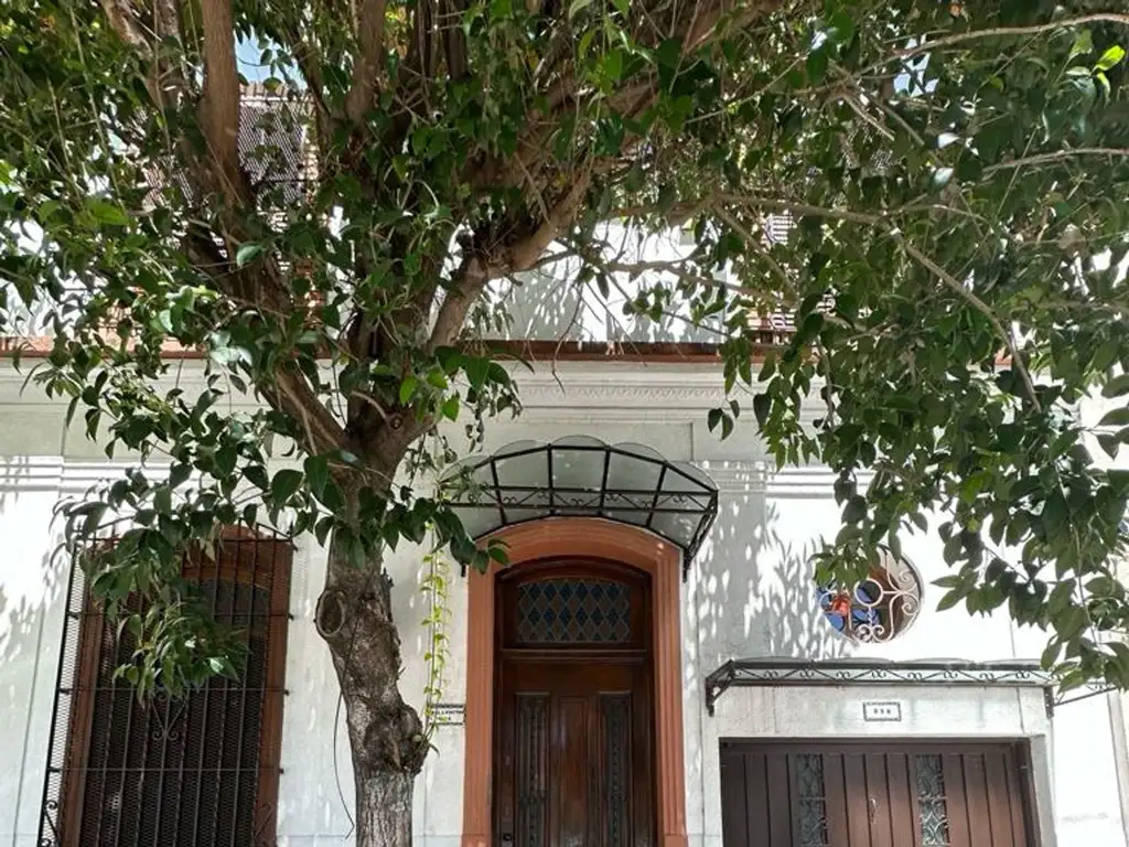 VENTA CASA  6 DORM. COCHERA Y PATIO - CABALLITO