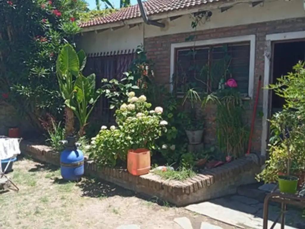 Casa En Venta  Construida  Sobre Lote De 20x25 A Tres Cuadr