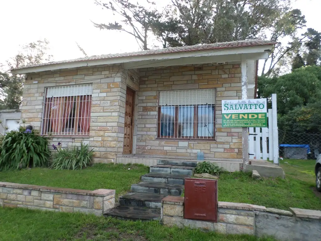 CHALET DE 3 AMBIENTES EN BARRIO ALFAR LOTE PROPIO ENTRADA DE AUTOS.