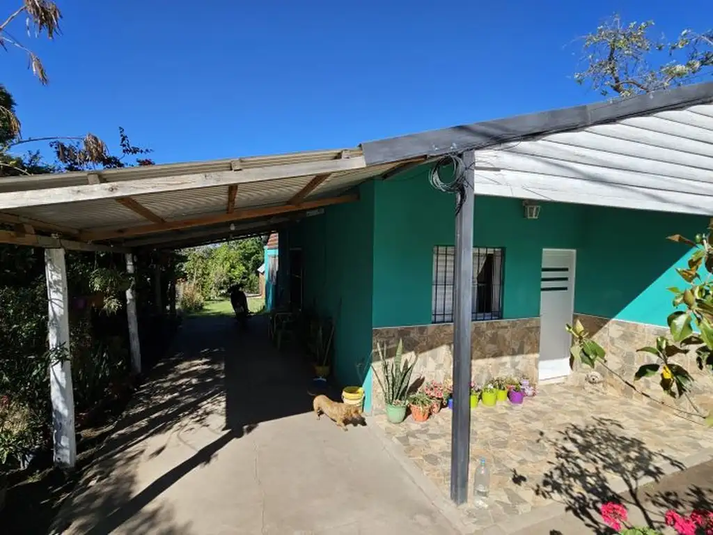 Casa de 2 dormitorios c/ quincho y parrillero + Cabaña con amplio jardín/terreno! Carlos Reggia...