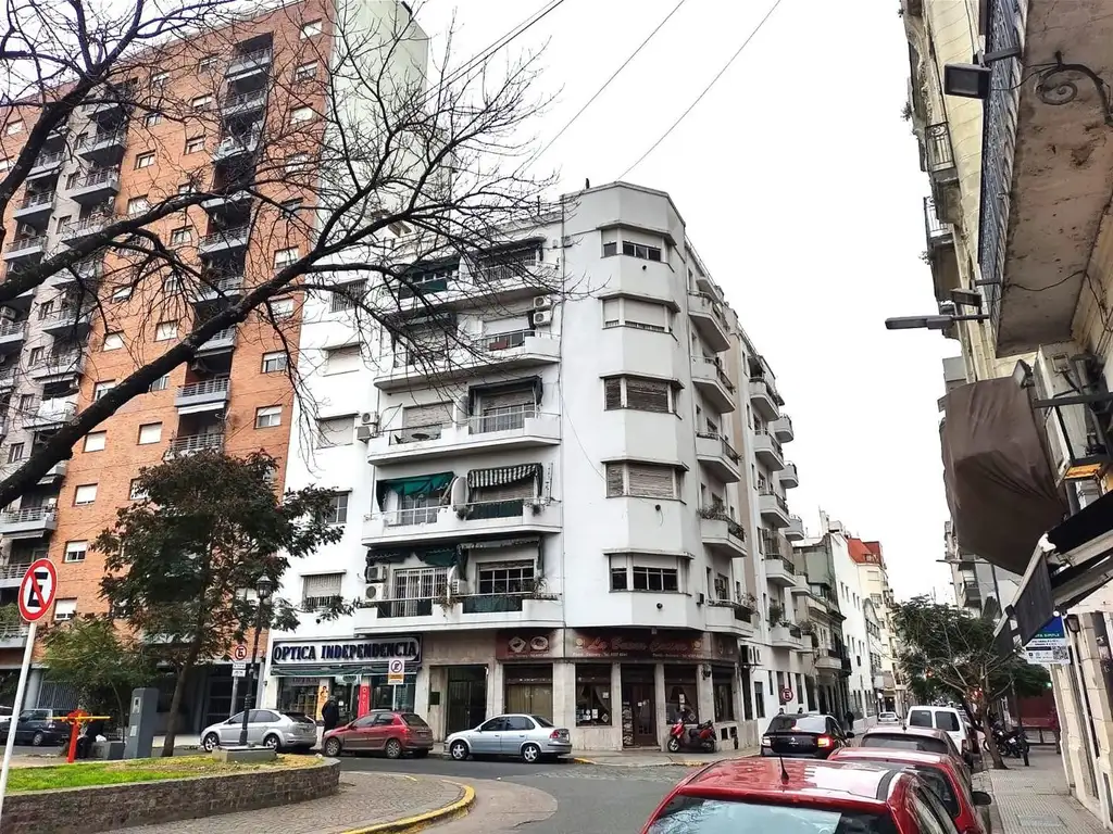 Departamento de 3 ambientes en venta.-