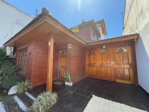 Casa de cuatro ambientes con jardin cochera y piscina a la venta en Bernal