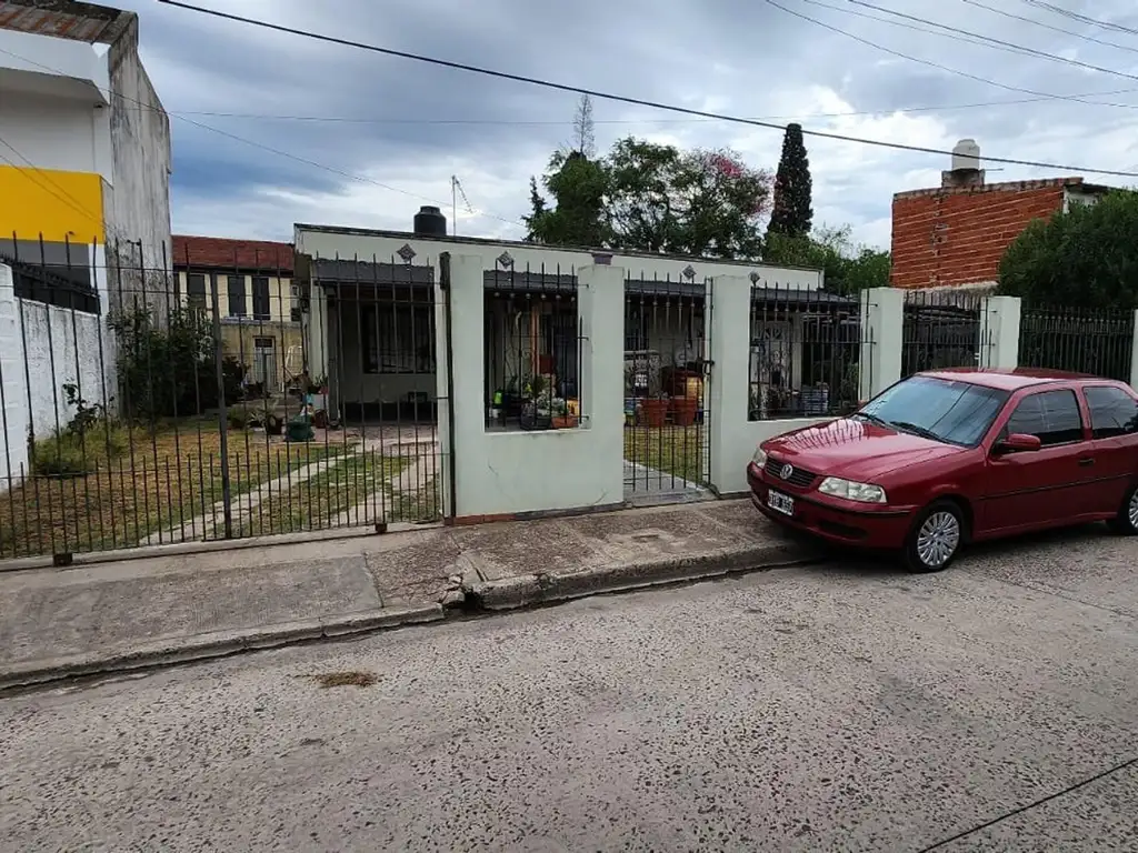 EXCELENTE PROIEDAD DE 4 AMBIENTES CON JARDIN