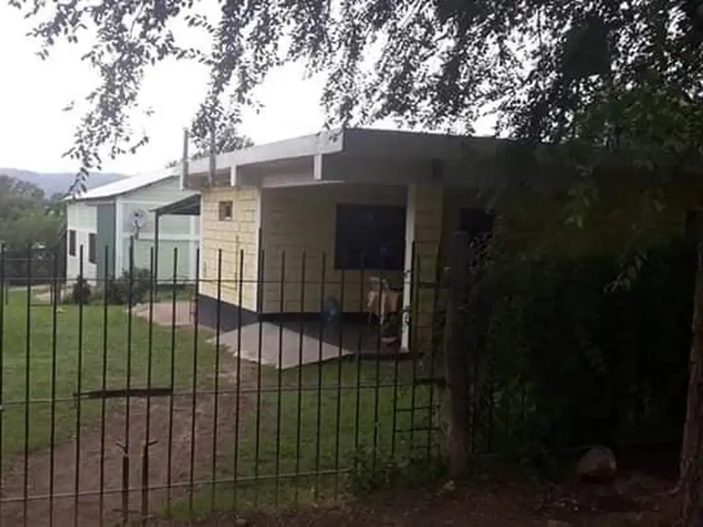 Se vende Casa al frente con depósito al fondo en pleno centro