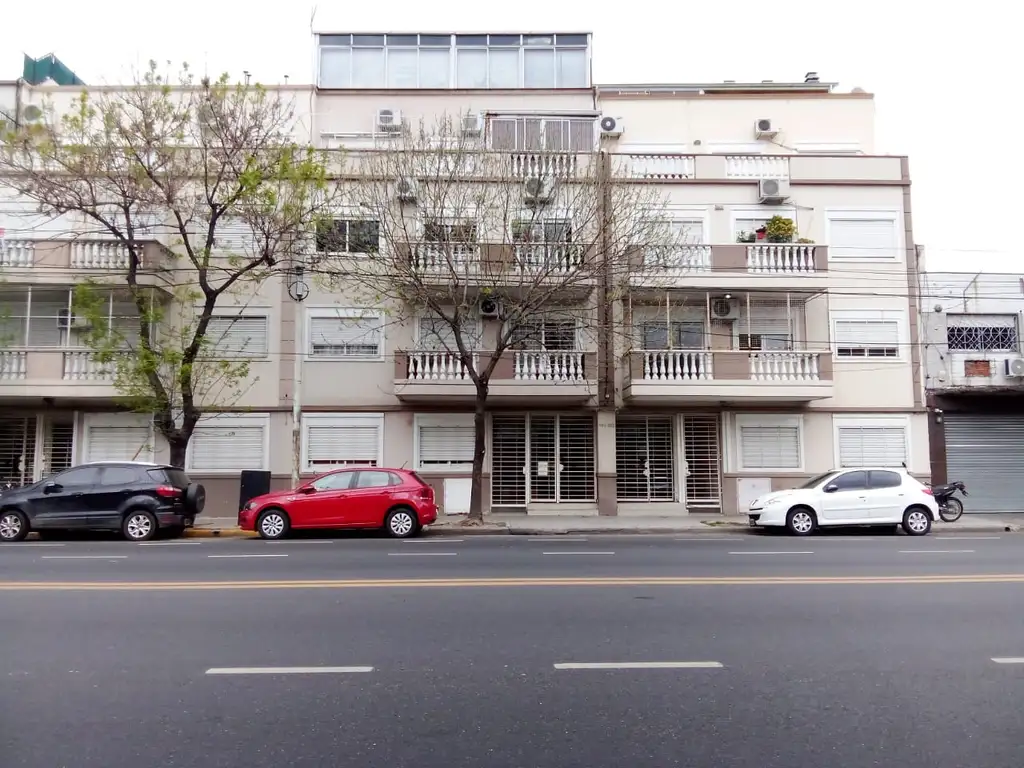 DEPARTAMENTO DE 3 AMBIENTES CON BALCON EN FLORES