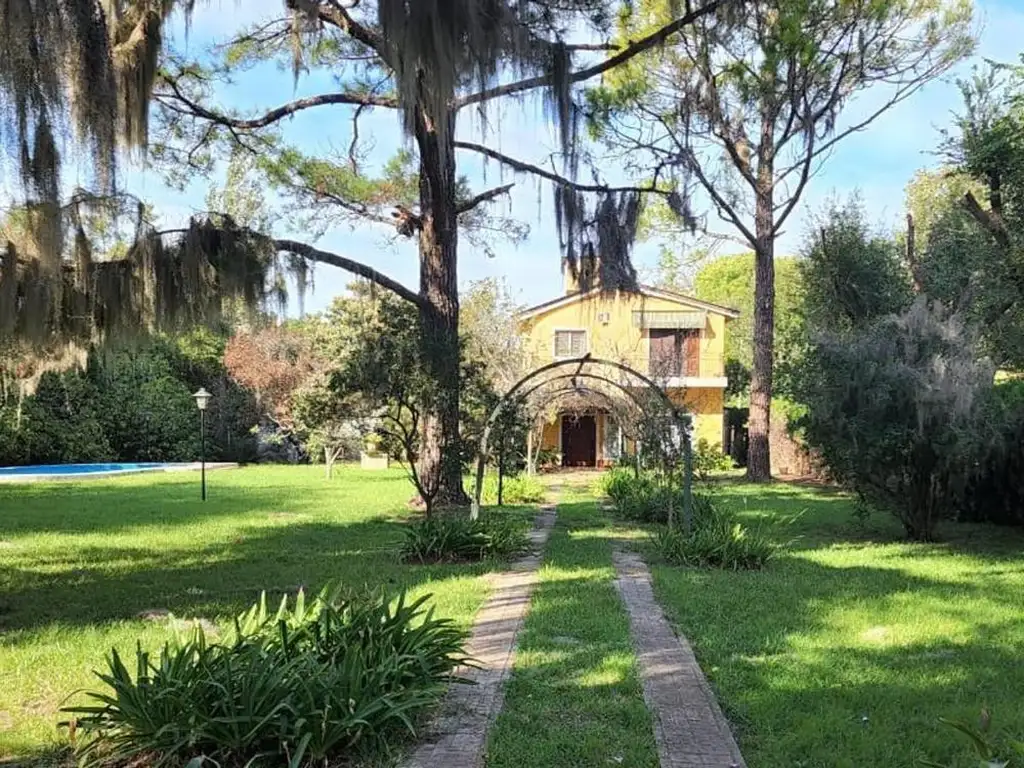 Casa de campo en zona residencial. Impresionmante terreno