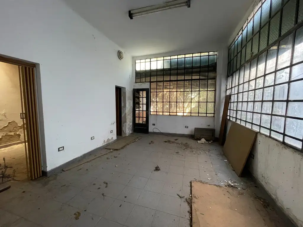 VENTA.- HERMOSA CASA A RECICLAR PARA INTERESANTE PROYECTO- VILLA URQUIZA.- EXCELENTE UBICACION.-