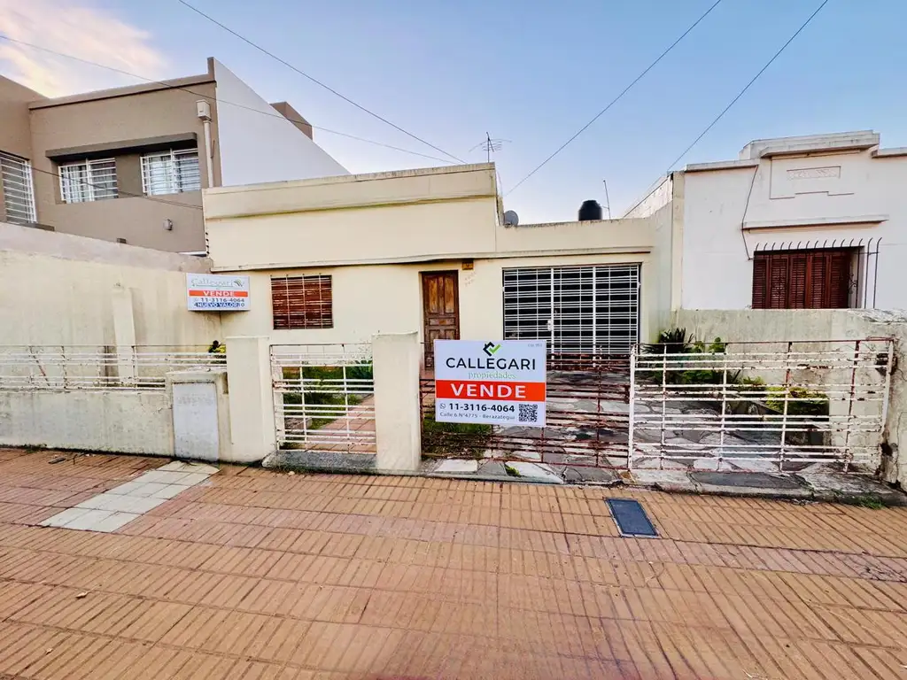 Casa en venta de 5 ambientes en Berazategui. Apta Credito