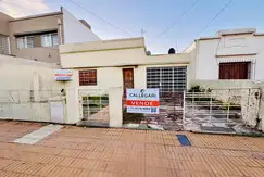 Casa en venta de 5 ambientes en Berazategui. Apta Credito