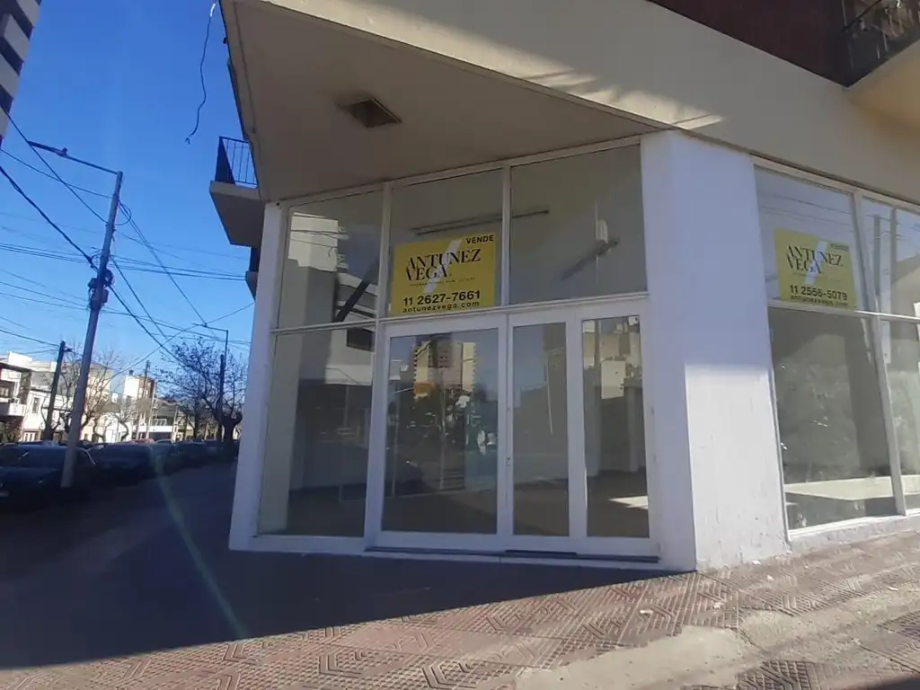 LOCAL en venta y alquiler en esquina totalmente vidriado AVELLANEDA,