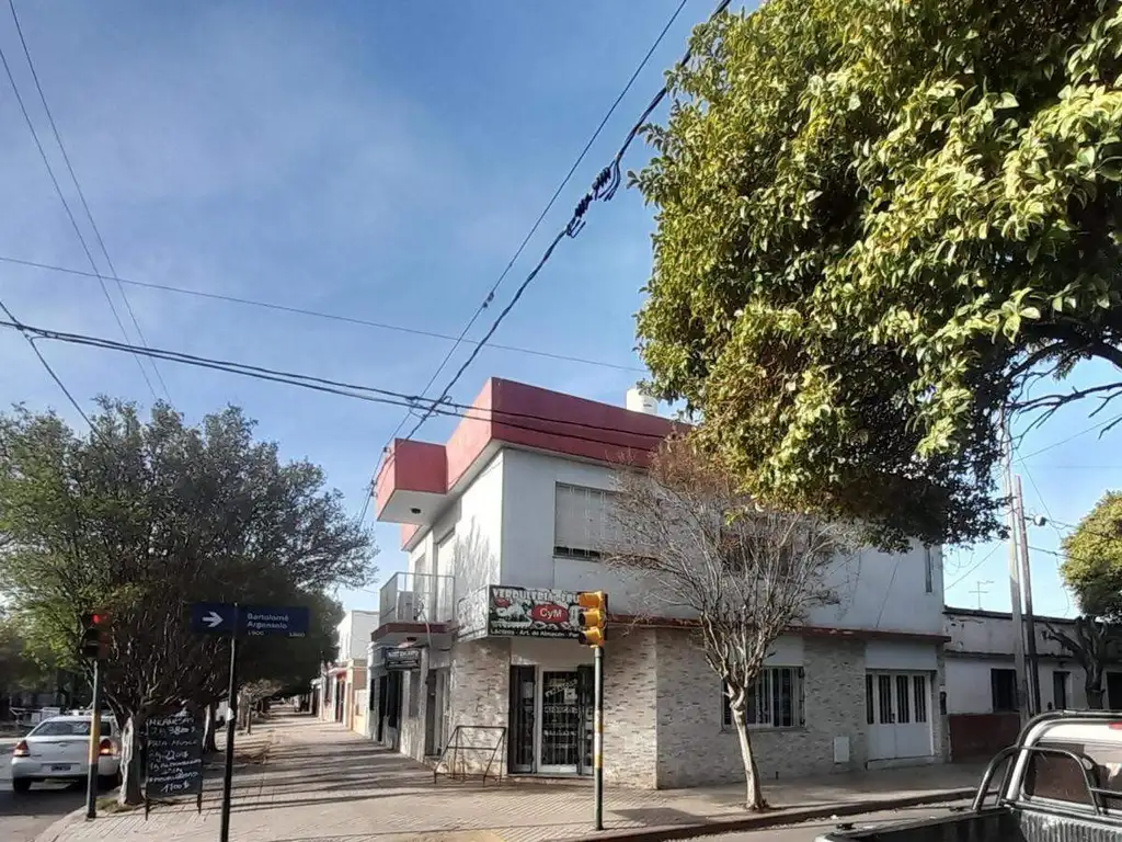 CASA EN ESQUINA LOS PARAISOS