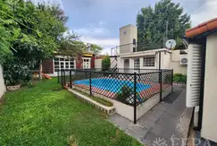 Venta de casa de 3 ambientes con cochera y piscina en Quilmes
