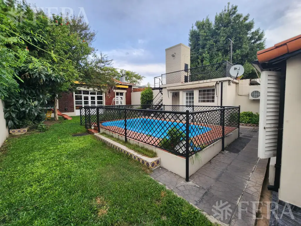 Venta de casa de 3 ambientes con cochera y piscina en Quilmes