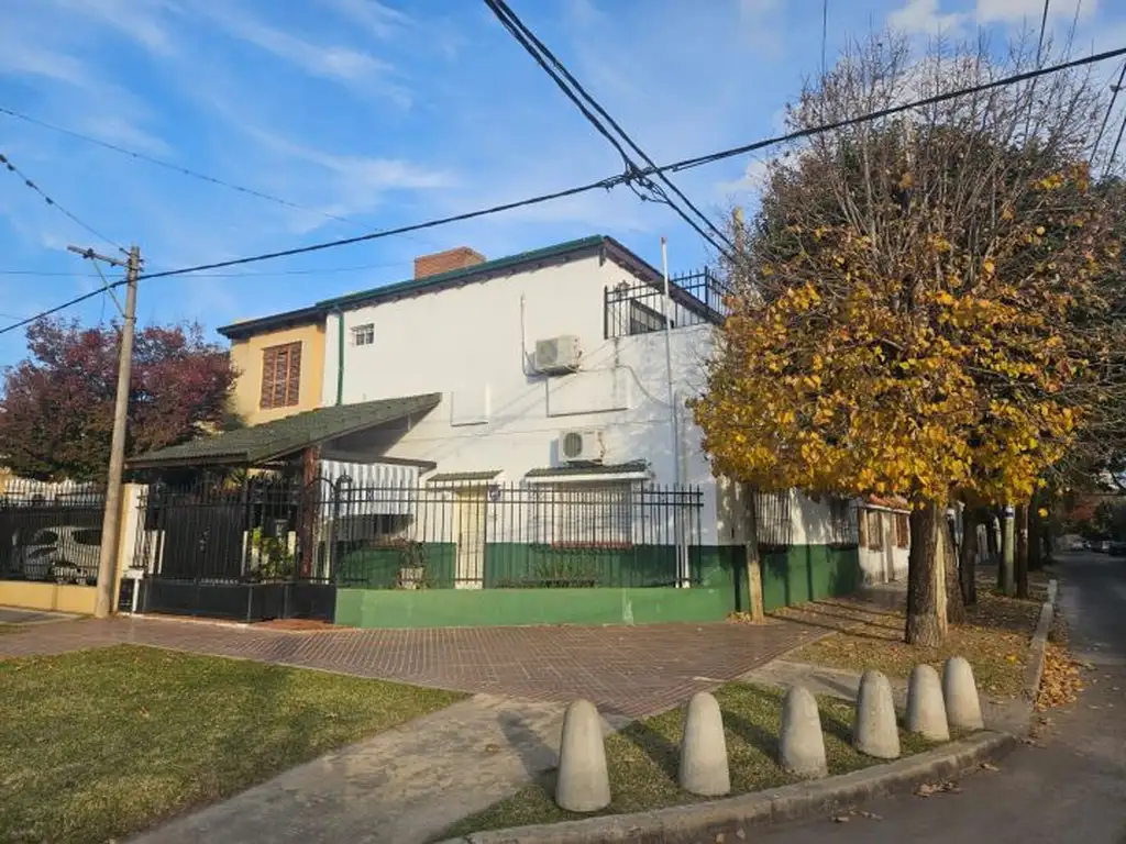 Casa en venta de 4 dormitorios y cochera