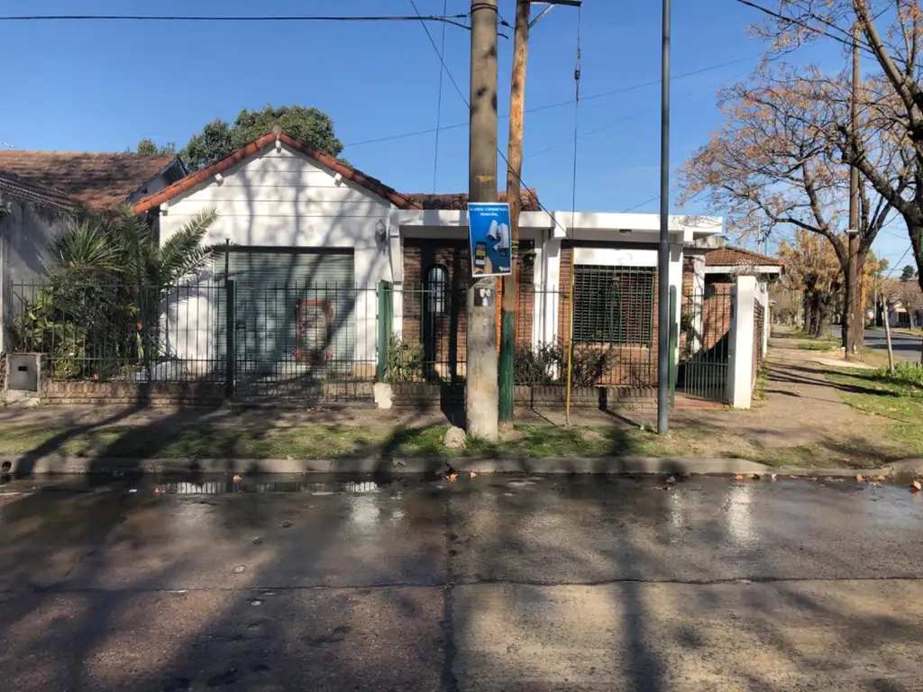 Casa con local a metros de la estación