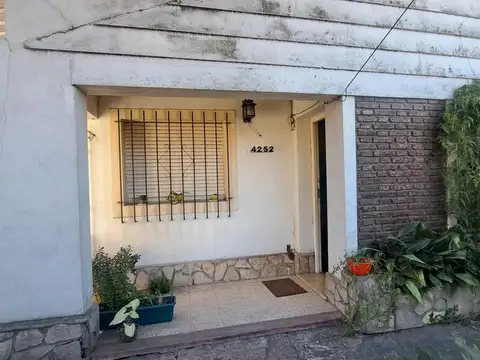 Venta, Casa, 4 ambientes, a refaccionar,  Cochera, Parque, González Catán, Centro