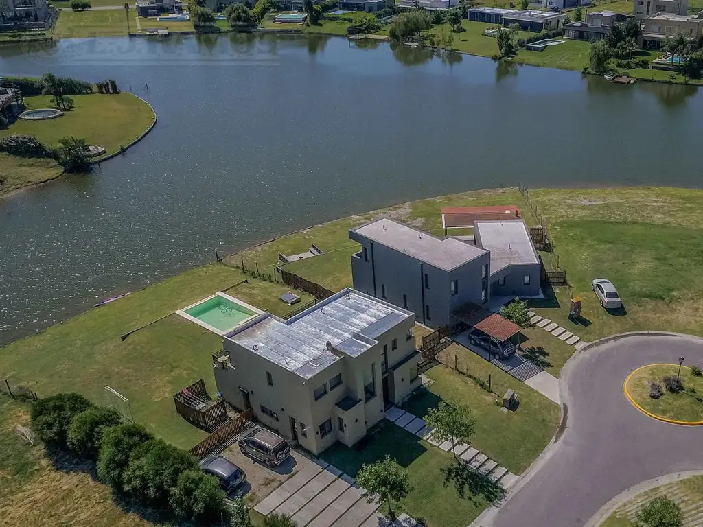 Casa en San Sebastián sobre hermosa Bahía a la laguna en Área 1 MB