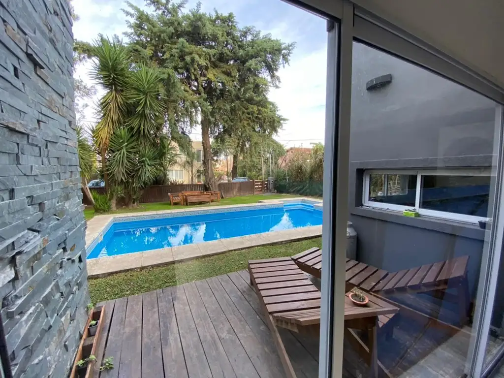 Exc Casa de 5 amb con jardín frente y fondo , pileta , quincho y cochera en barrio cerrado.