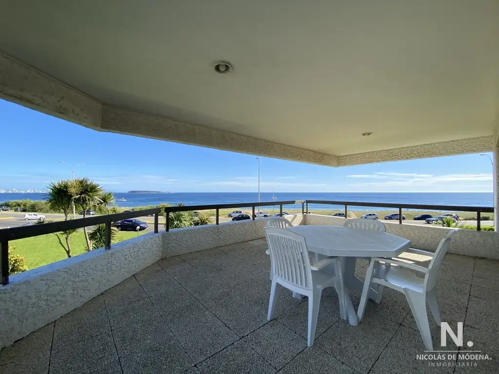 Vende Apartamento con excelente vista al mar de 3 Dormitorios, en Pinares Punta del Este