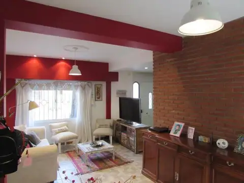 CASA EN VENTA DE 4 AMBIENTES CON GARAGE EN LINIERS CON JARDÍN Y PARRILLA REAL OPORTUNIDAD RETASADO - Foto 0