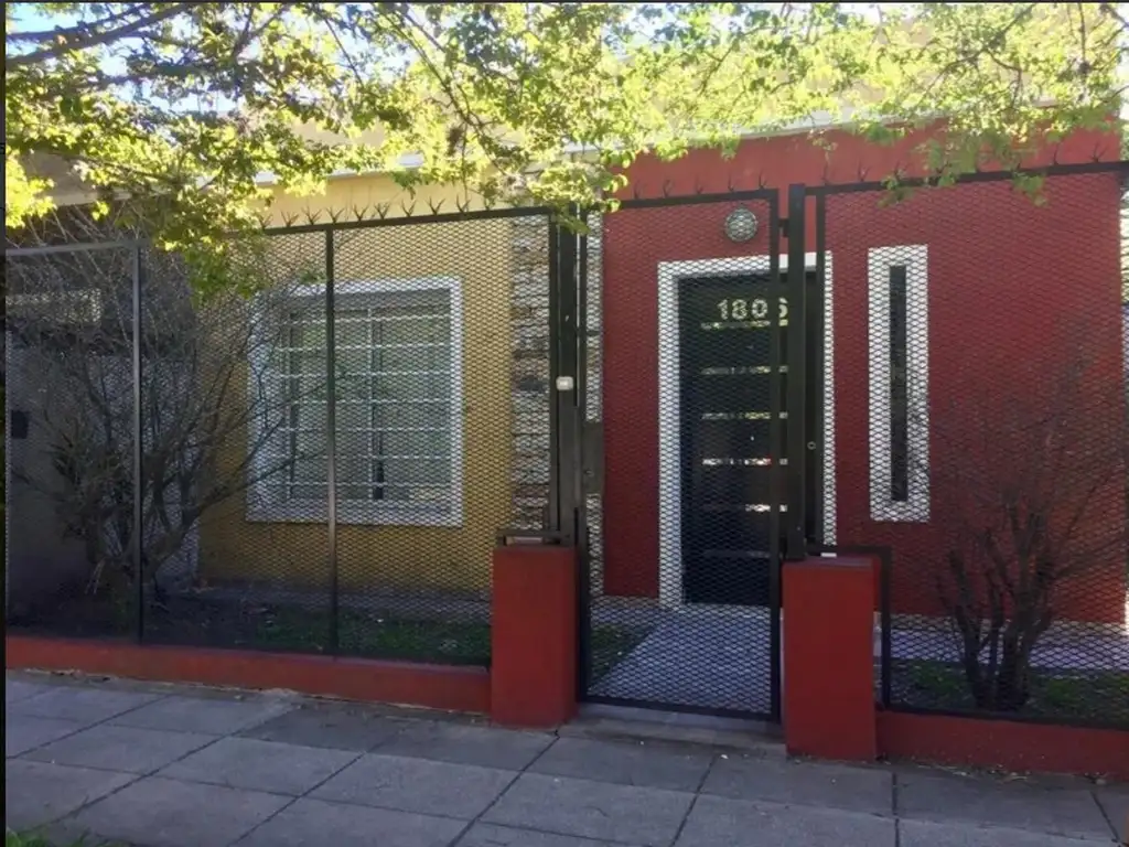 CASA PH DE 3 AMBIENTES, IMPECABLE EN CASTELAR NORTE (2717)