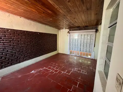 Depto tipo casa al frente 3 ambientes muy amplios con quincho y terraza