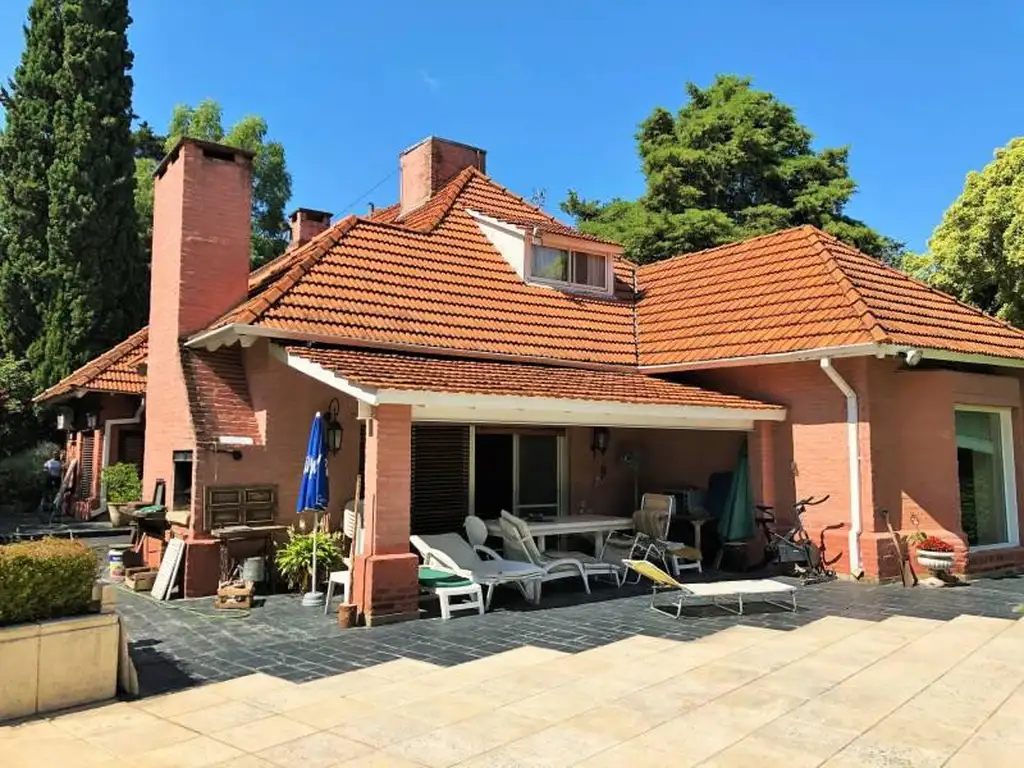 CASA SOBRE ESTUPENDO LOTE DE 1250M2 EN SAN ISIDRO.