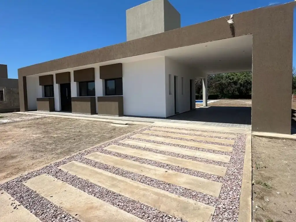 VENTA CASA A ESTRENAR CON PILETA SOBRE RUTA 1