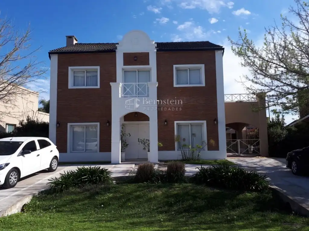 CASA EN VENTA :: 4 AMBIENTES :: ALTOS DEL SOL :: 650m2