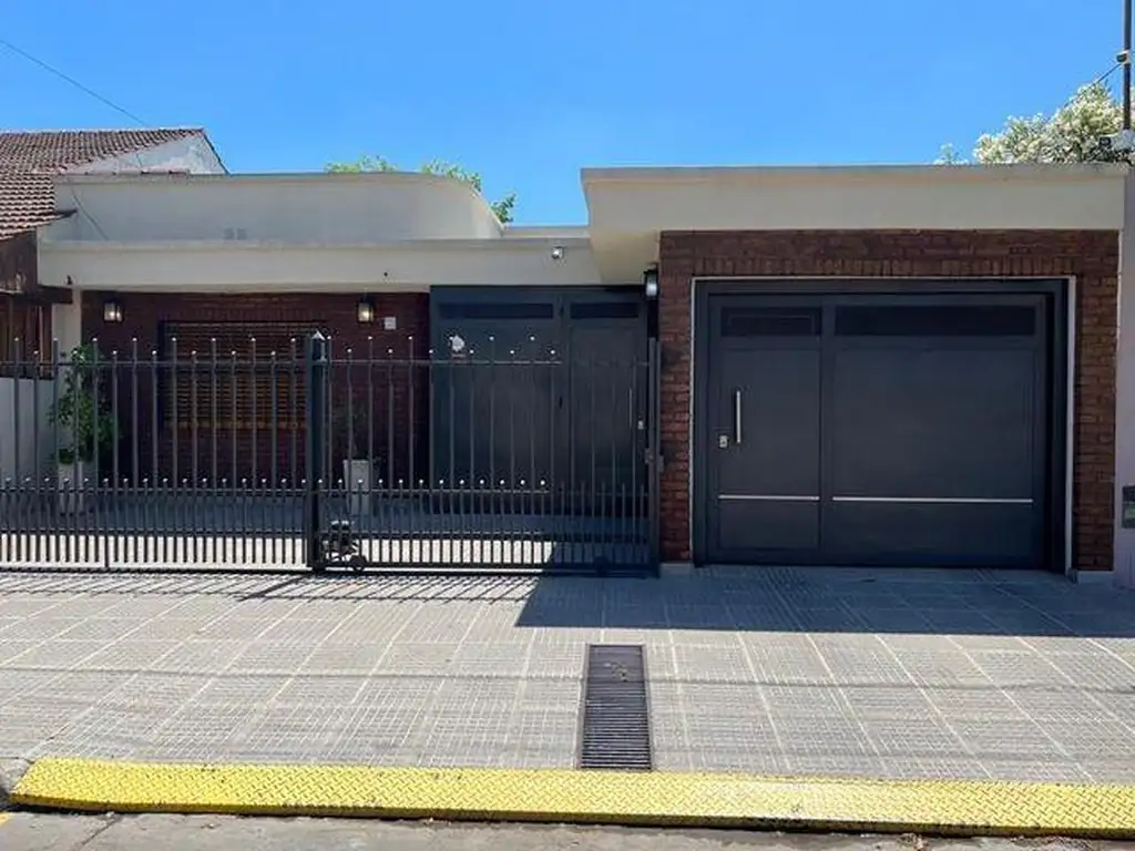 Casa en venta - 3 dormitorios 2 baños 1 toilette- parrilla pileta - 345 mts2 - Lujan