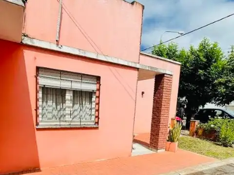 Venta de casa con local comercial en Lujan