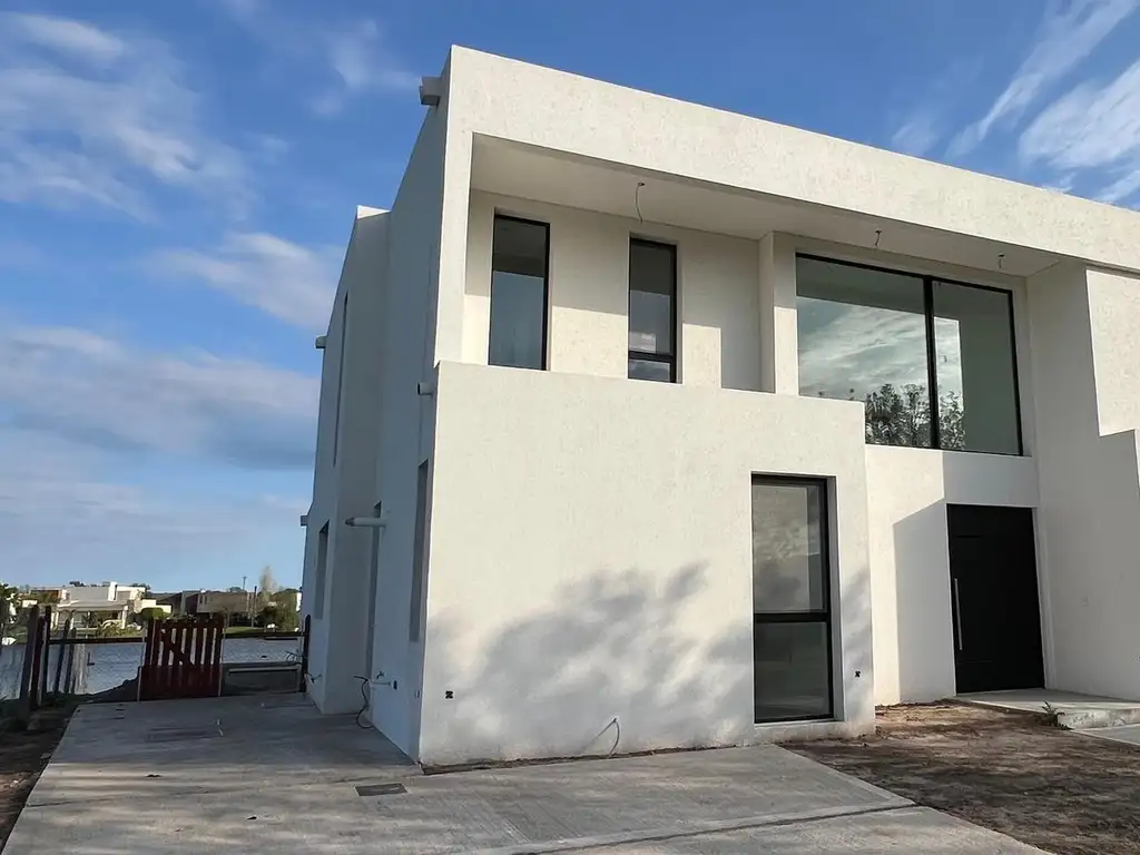 Casa en venta - 3 Dormitorios 4 Baños - Cochera - 824Mts2 - Escobar