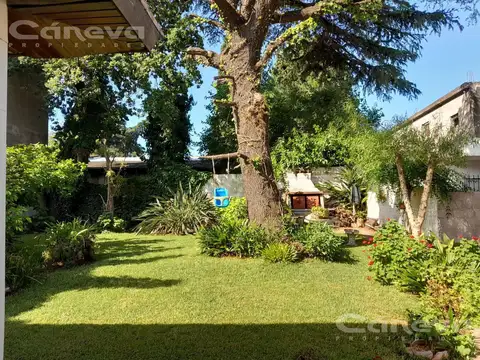 Hermosa  casa con jardín.