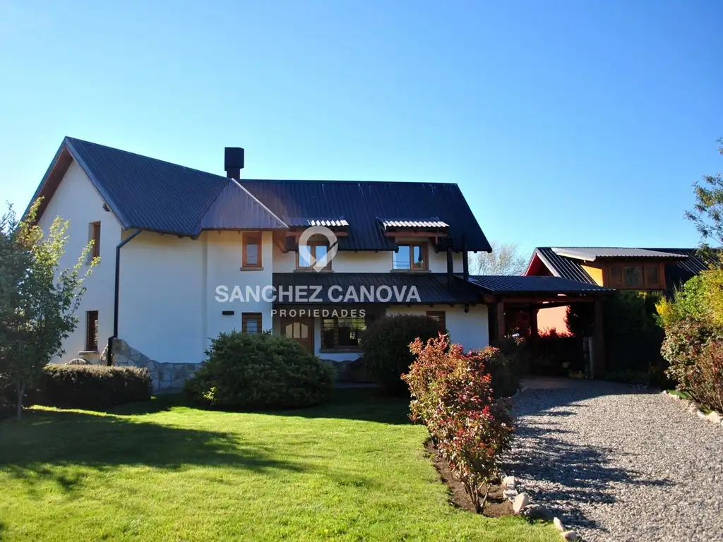 Chalet en impecable estado de conservación. Bajada directa a hermosas playas del Nahuel Huapi a pasos de distancia.