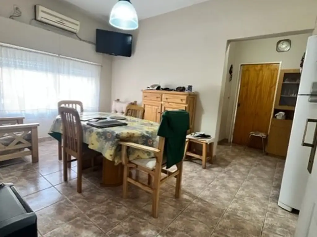 SE VENDE CASA DE 7 AMBIENTES CON COCHERA EN PARQUE AVELLANEDA