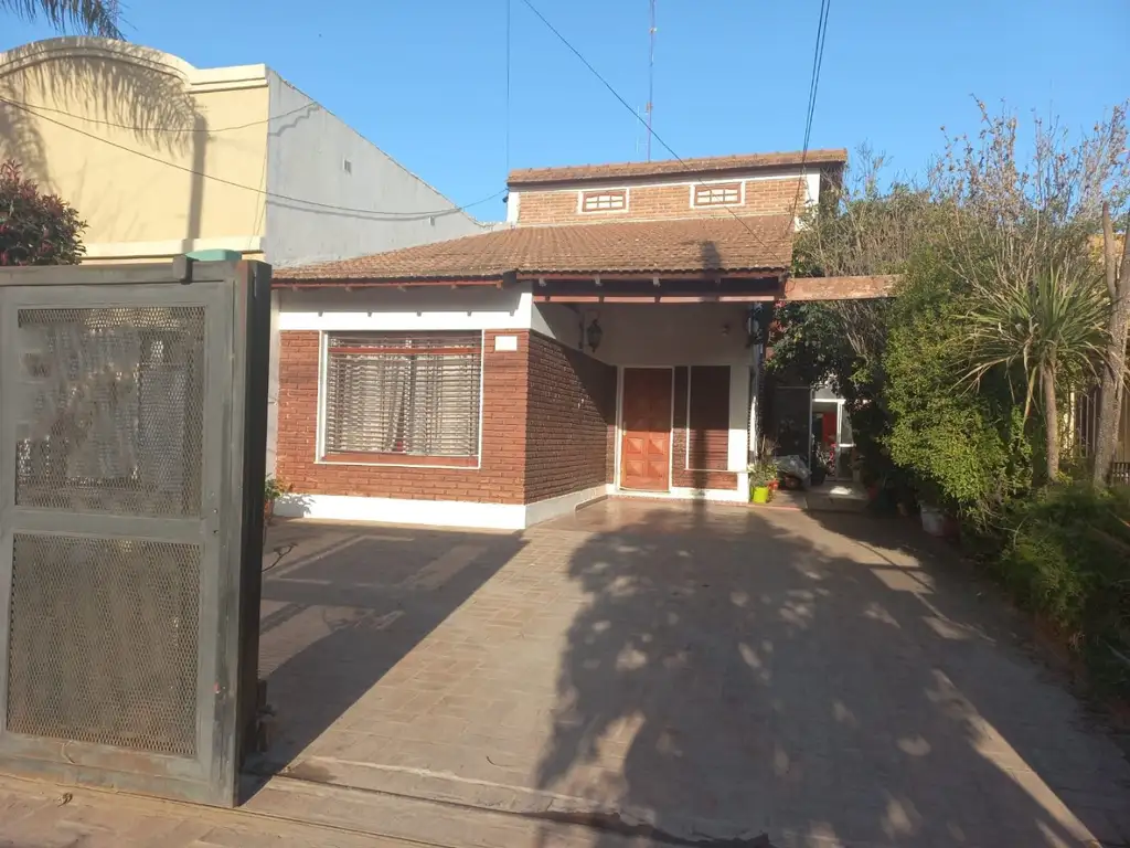 Ámplia casa con depto incluido en venta, General Las Heras