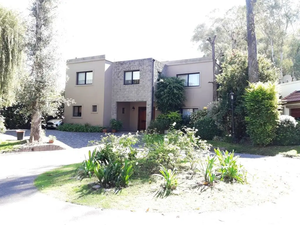 Alquiler Casa 4 dormitorios, 2 cocheras, 249m2, Los Angeles Village 100