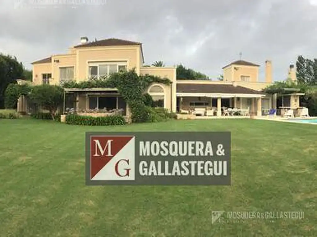 Casa en venta al golf en Martindale C.C..