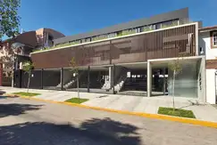 Excelente unidad 3 ambientes con terraza propio, cochera cubierta. Detalles de categ. Olivos