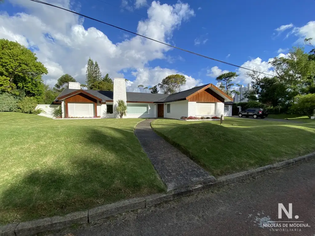 Impecable Residencia en la mansa a pasos del mar de 3 dormitorios , Punta del Este