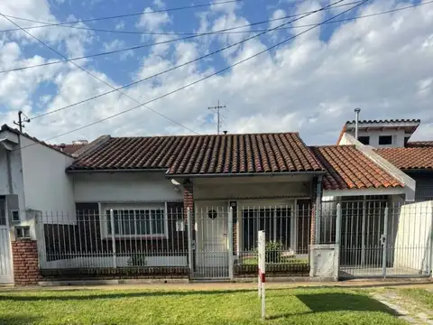 Chalet clasico 2 dormitorios en castelar Lote 10 x 42