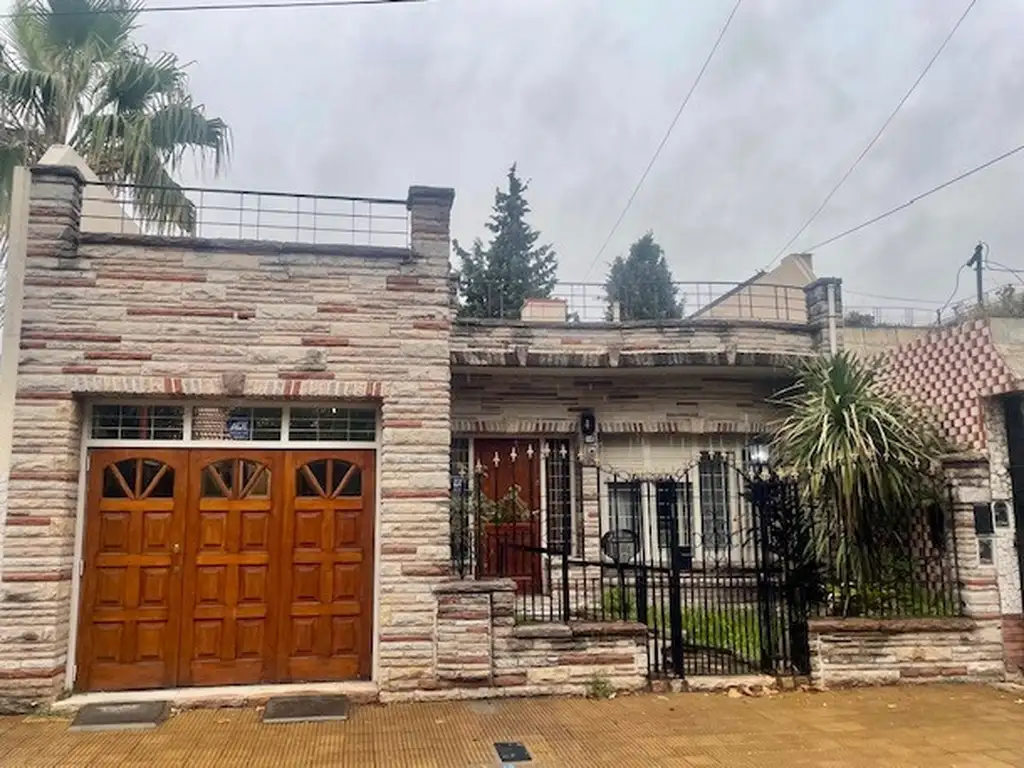 VENTA DE CASA 4 AMBIENTES SOBRE LOTE DE 8.66x43.