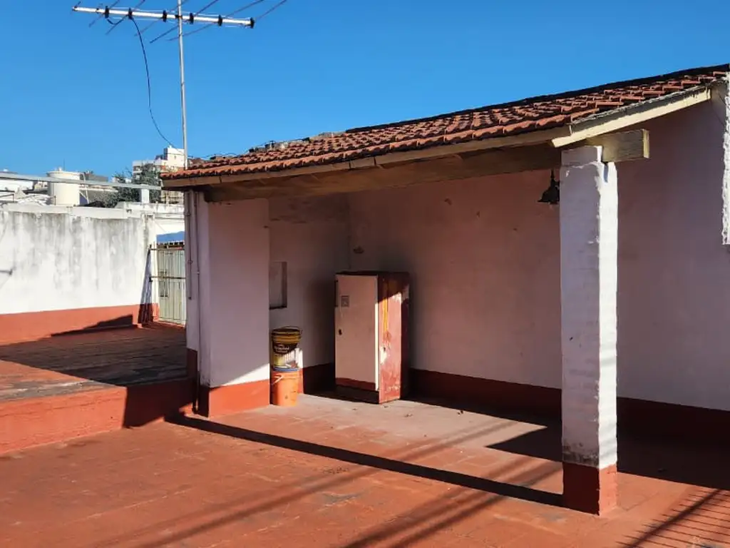 3 anbientes tipo casa, terraza toda la superficie y patio. Al frente!